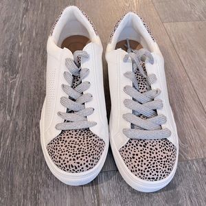 NWOB Universal Thread Shoes Women’s 7.5 White CADEY Leopard Print Sneakers